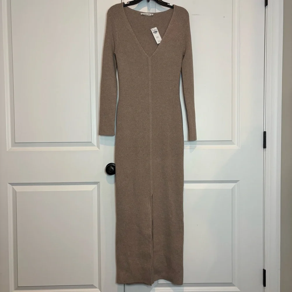 NWT Abercrombie & Fitch Tan Ribbed Knit V-neck Long Sleeve Maxi Dress M